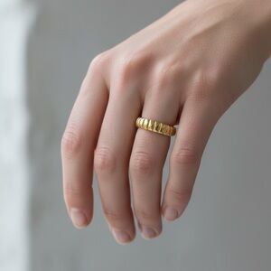 Elegant Gold Band Ring